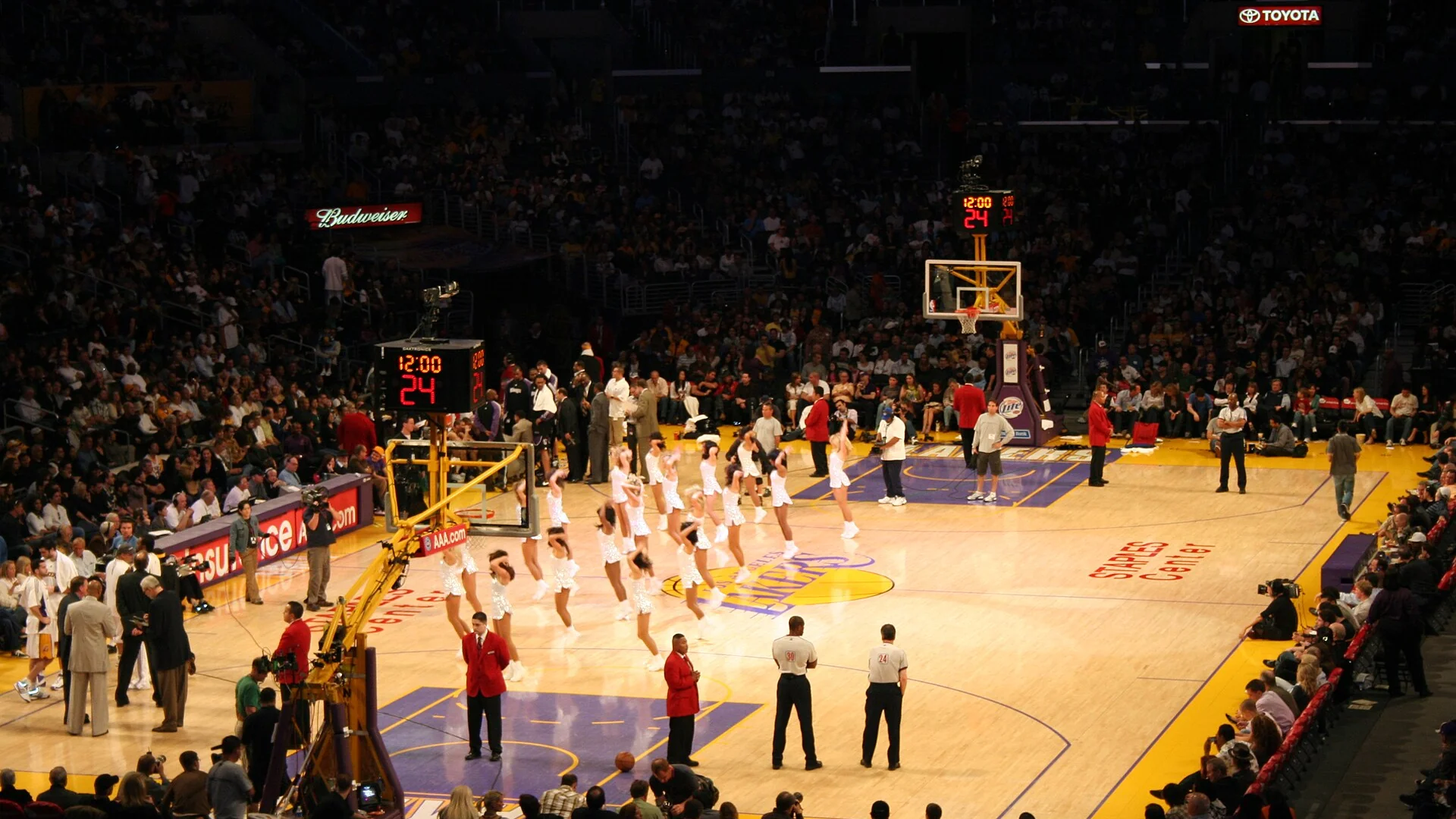 NBA 경기 코트 장면